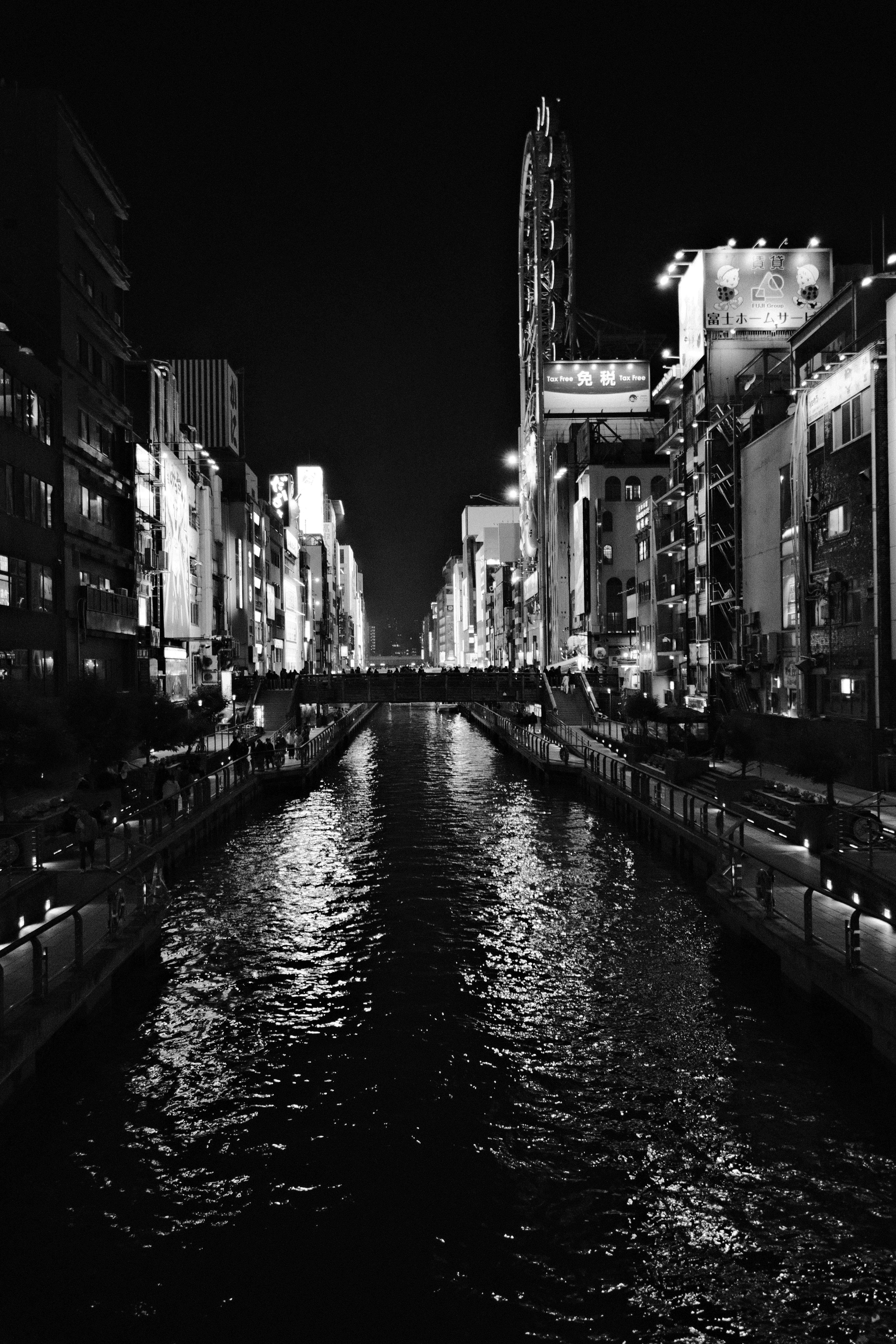 17mm · f/3.5 · 1/125s · ISO 4000
FUJIFILM X-T5 · 16-300mm F3.5-6.7 DC OS | Contemporary 025 · Jan 7, 2026
Osaka's Dotonbori canal at night in black and white.
Osaka, Japan
© Brandon Cook