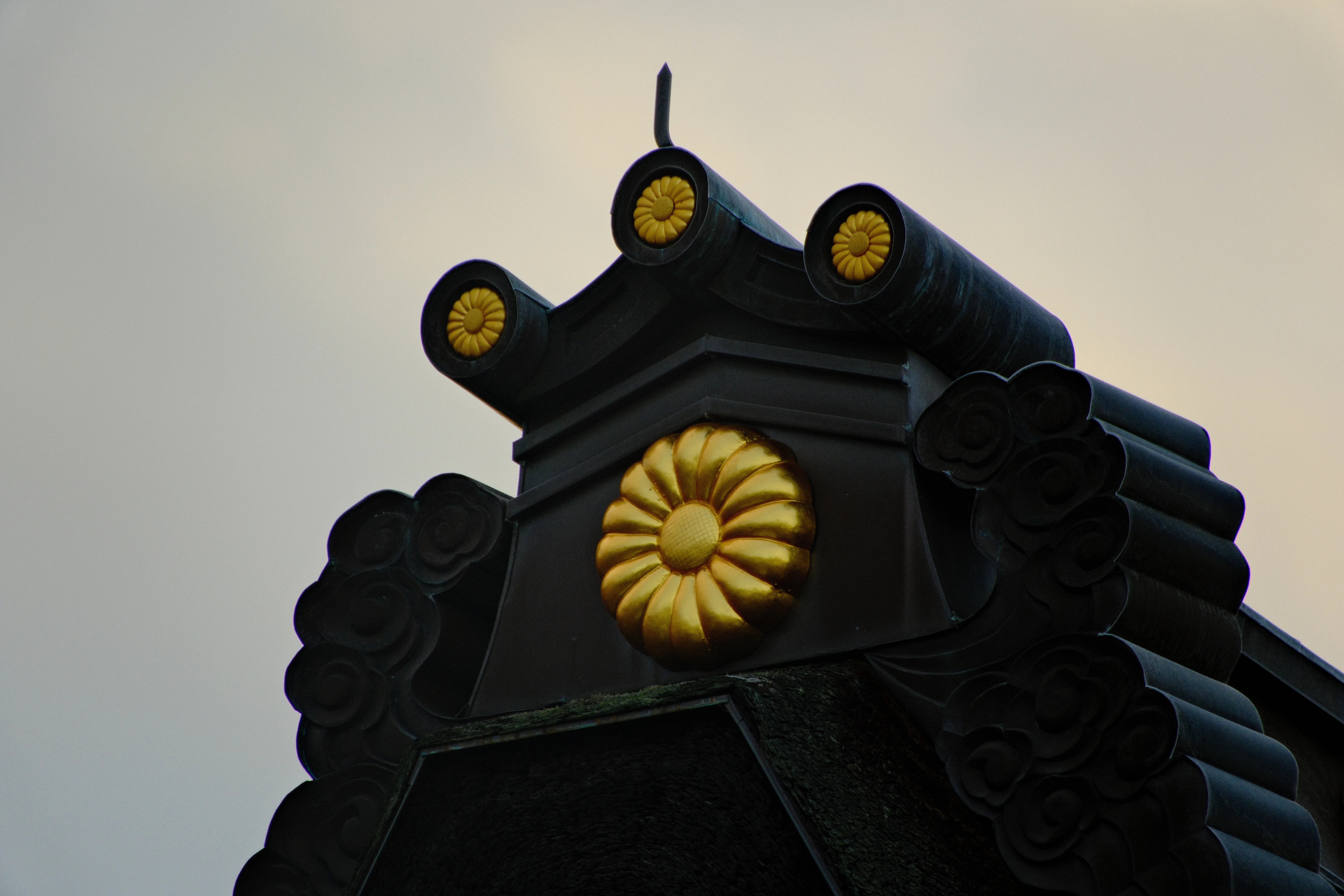 300mm · f/6.7 · 1/210s · ISO 500
FUJIFILM X-T5 · 16-300mm F3.5-6.7 DC OS | Contemporary 025 · Jan 10, 2026
Golden chrysanthemum crest on dark traditional Japanese roof in Kyoto.
Kyoto, Japan
© Brandon Cook